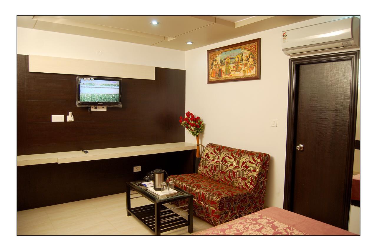 Hotel Jinendra Palace Jaipur Bagian luar foto