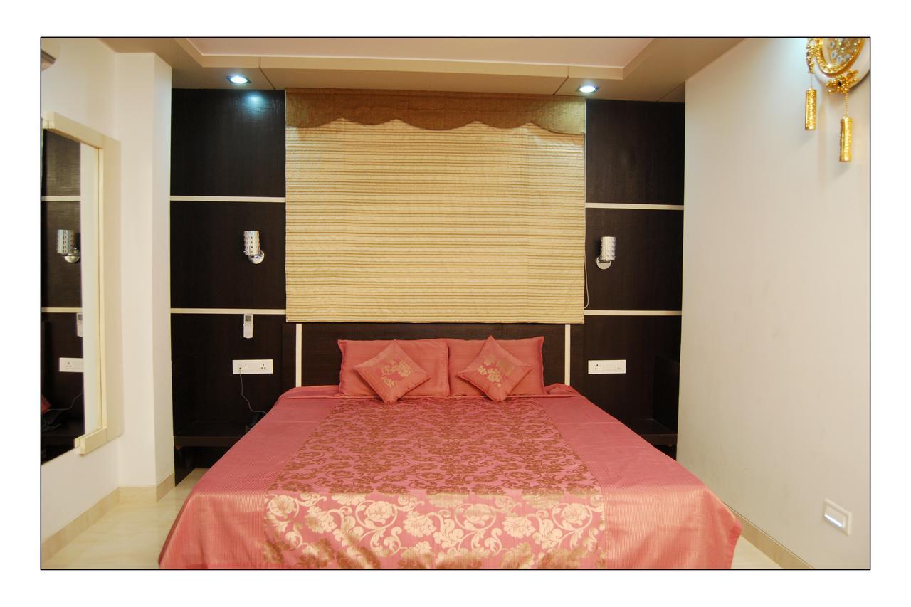 Hotel Jinendra Palace Jaipur Bagian luar foto