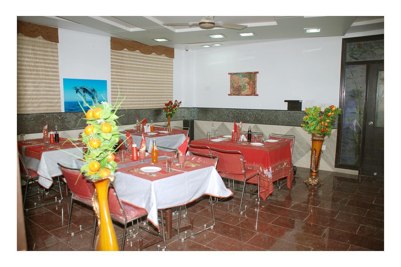 Hotel Jinendra Palace Jaipur Bagian luar foto