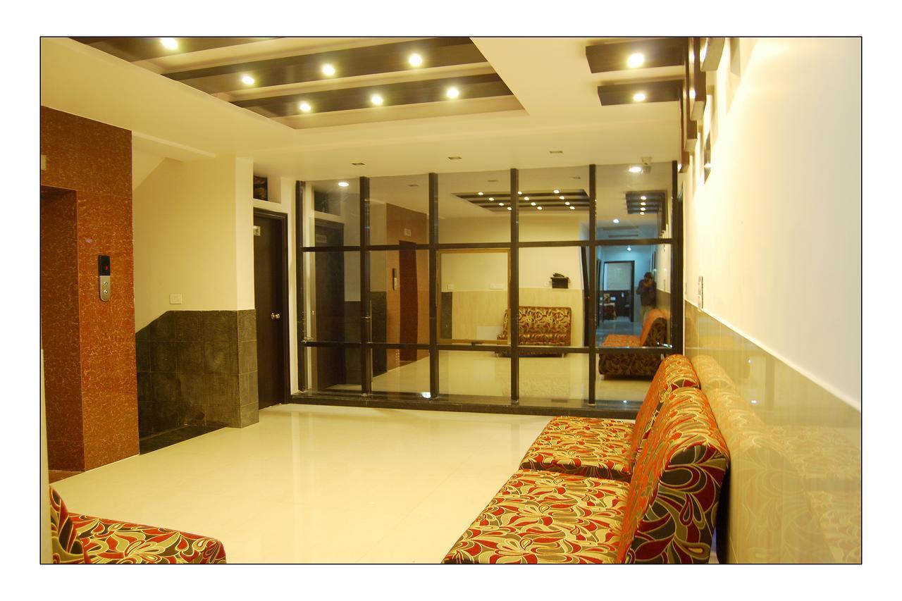 Hotel Jinendra Palace Jaipur Bagian luar foto