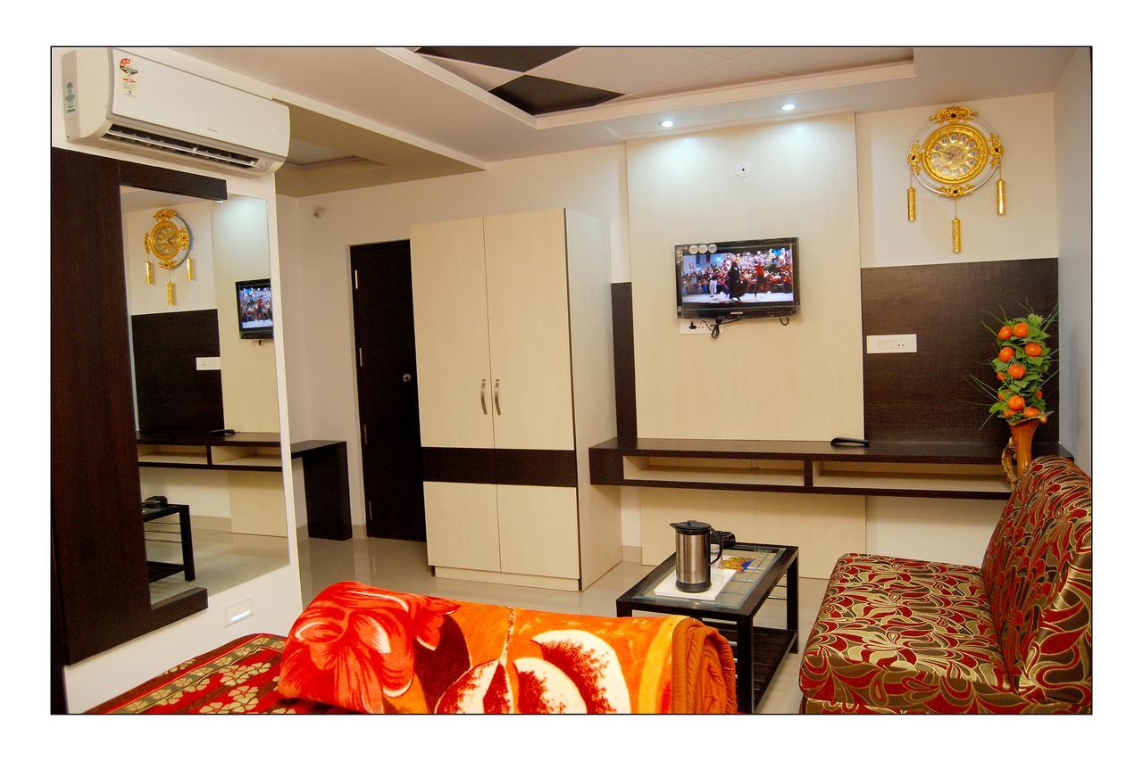 Hotel Jinendra Palace Jaipur Bagian luar foto