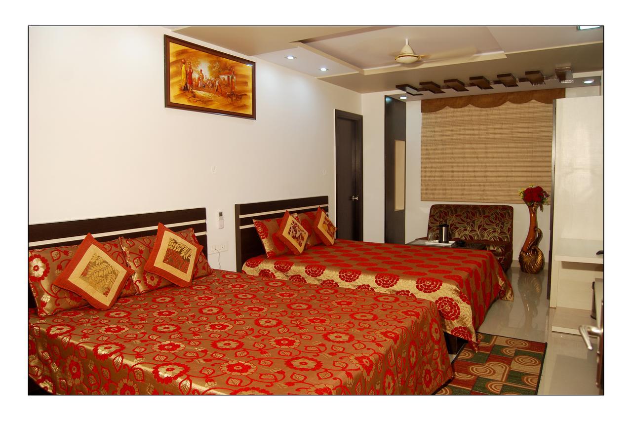 Hotel Jinendra Palace Jaipur Bagian luar foto