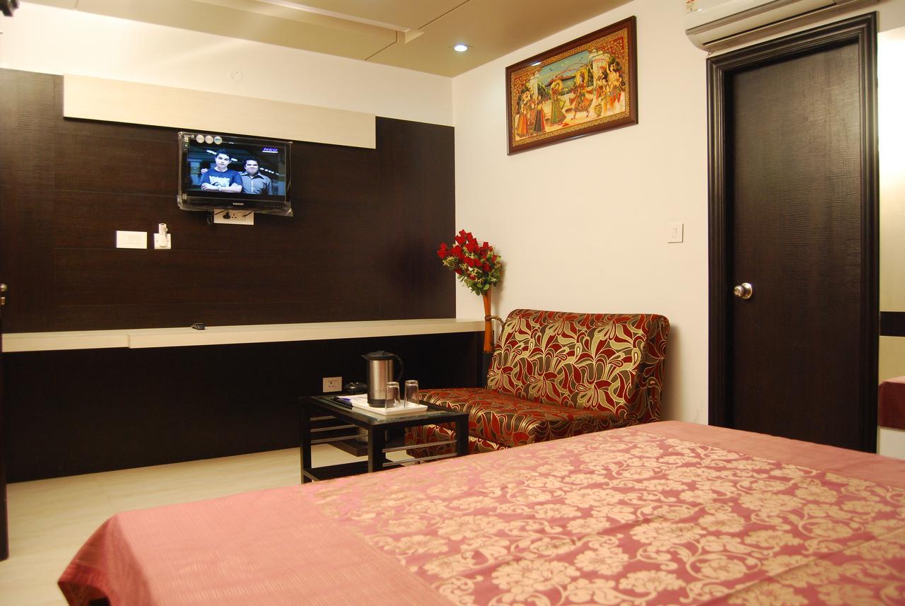 Hotel Jinendra Palace Jaipur Bagian luar foto