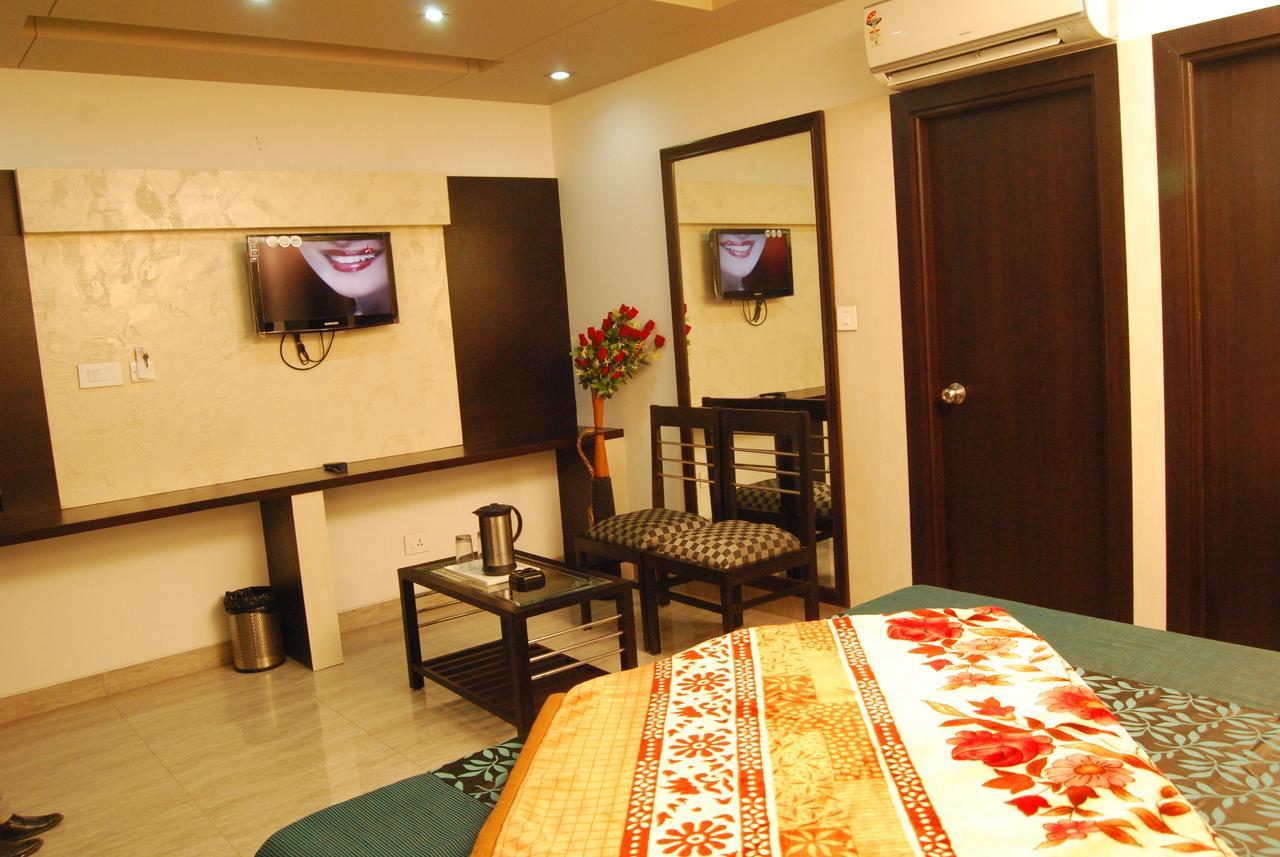 Hotel Jinendra Palace Jaipur Bagian luar foto