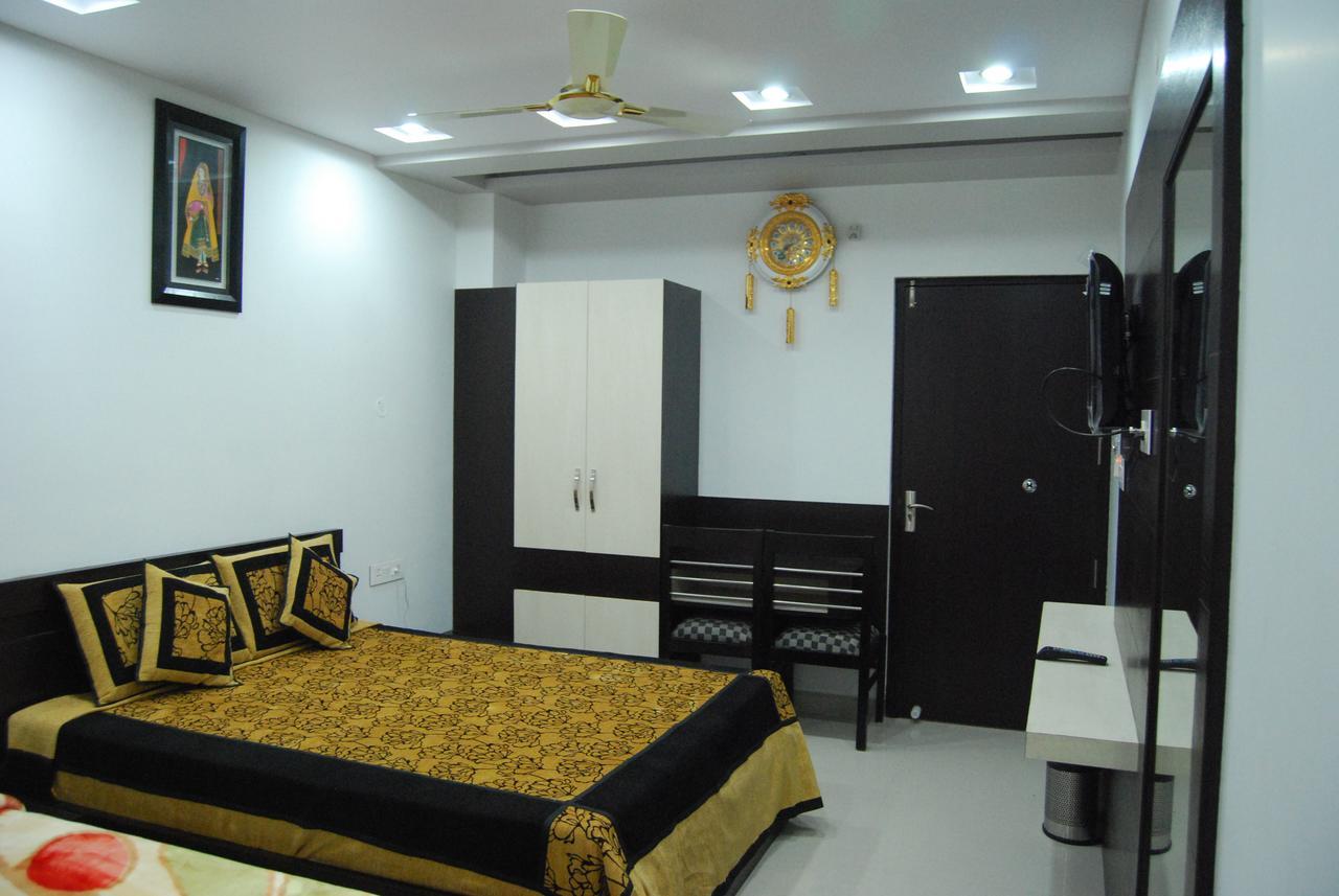 Hotel Jinendra Palace Jaipur Bagian luar foto