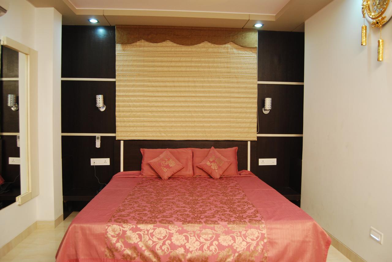 Hotel Jinendra Palace Jaipur Bagian luar foto