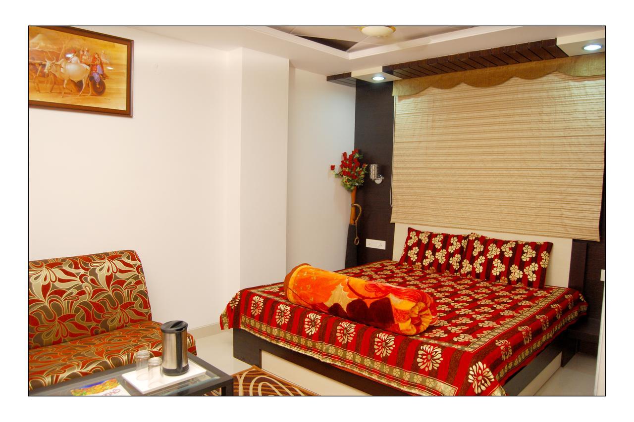Hotel Jinendra Palace Jaipur Bagian luar foto