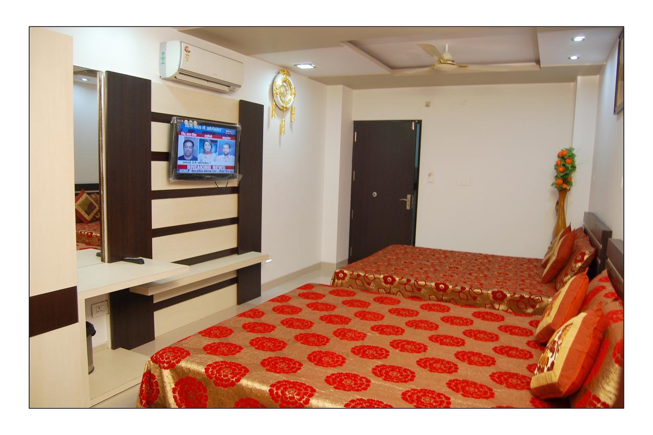 Hotel Jinendra Palace Jaipur Bagian luar foto