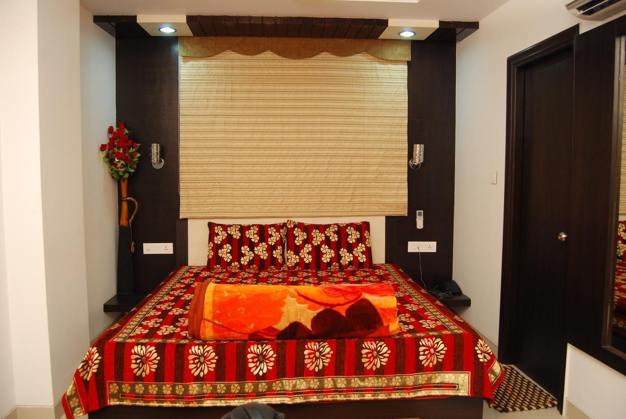 Hotel Jinendra Palace Jaipur Bagian luar foto