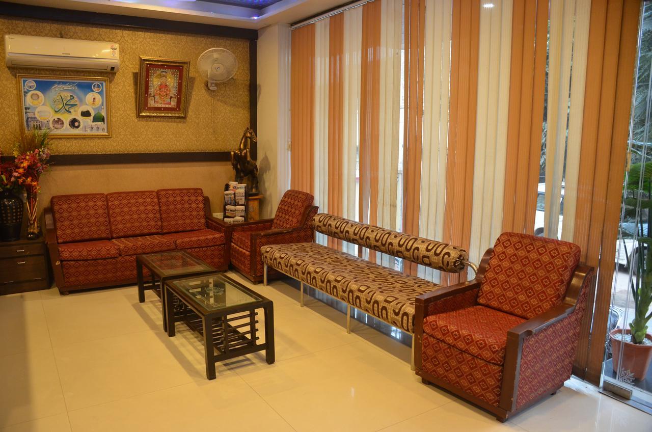 Hotel Jinendra Palace Jaipur Bagian luar foto