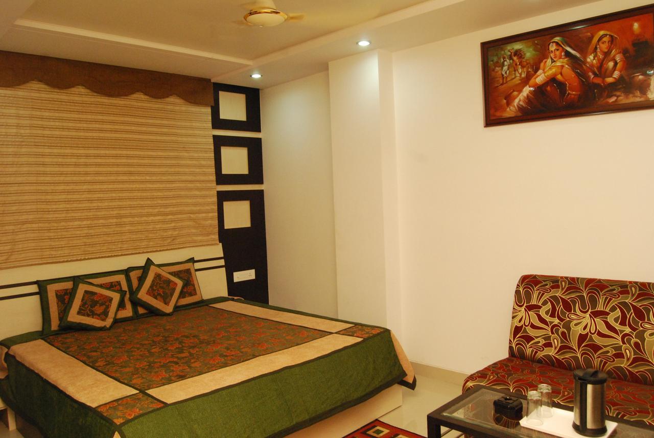 Hotel Jinendra Palace Jaipur Bagian luar foto