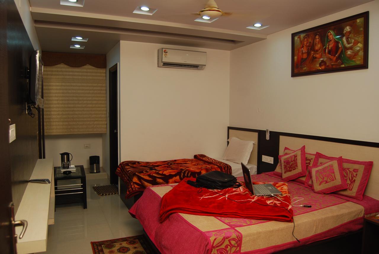 Hotel Jinendra Palace Jaipur Bagian luar foto