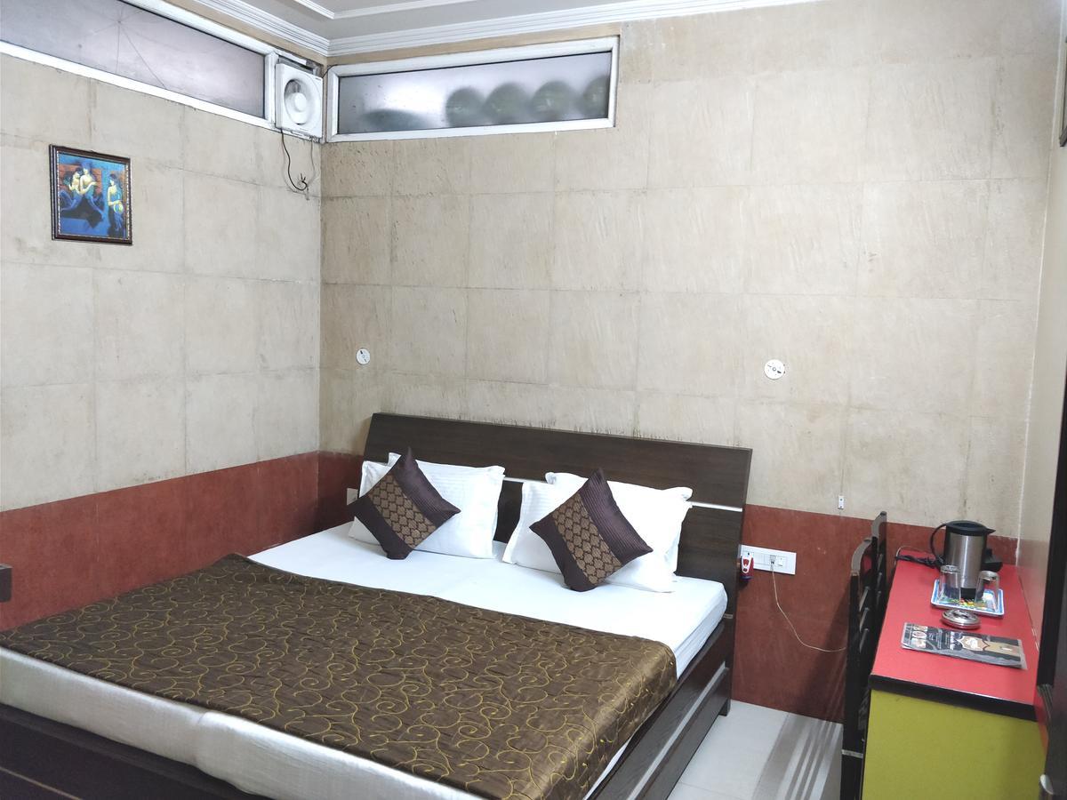 Hotel Jinendra Palace Jaipur Bagian luar foto