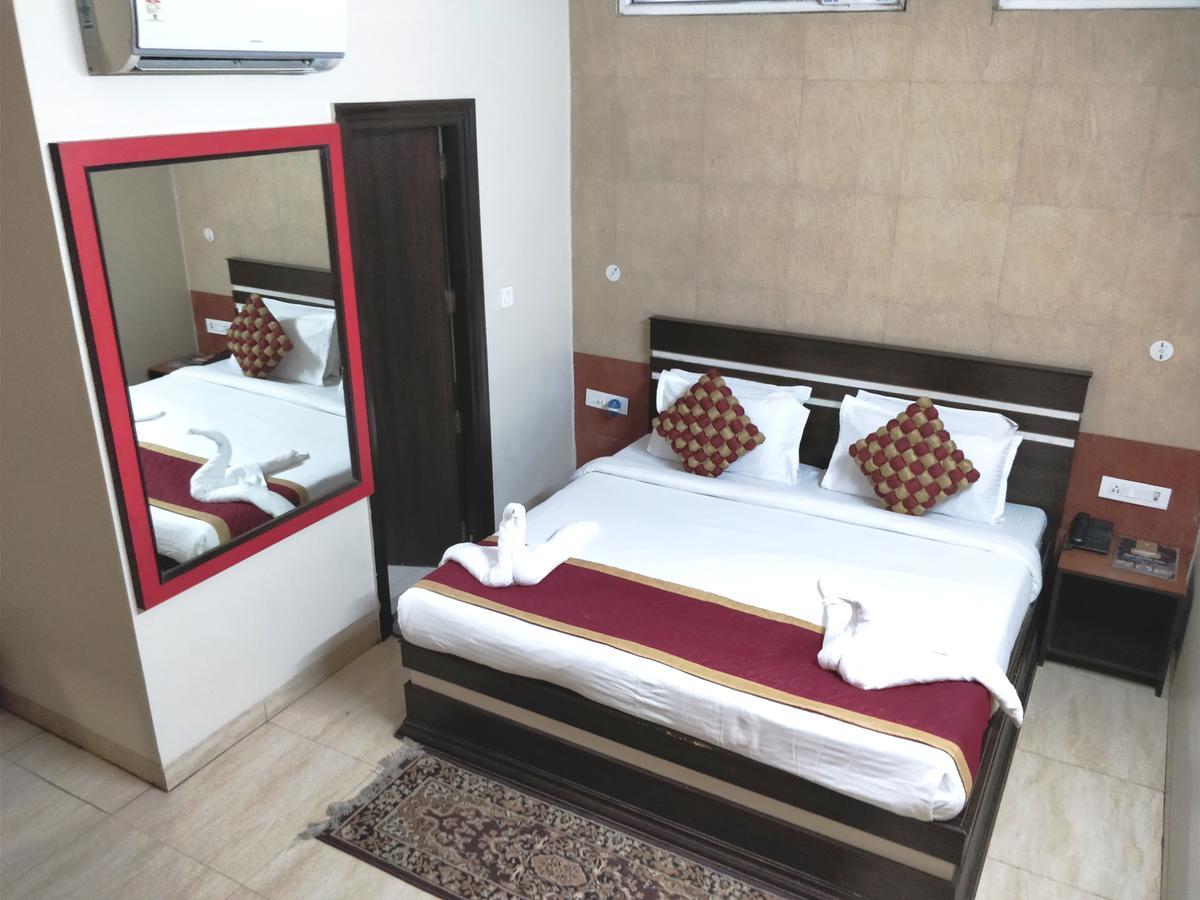 Hotel Jinendra Palace Jaipur Bagian luar foto
