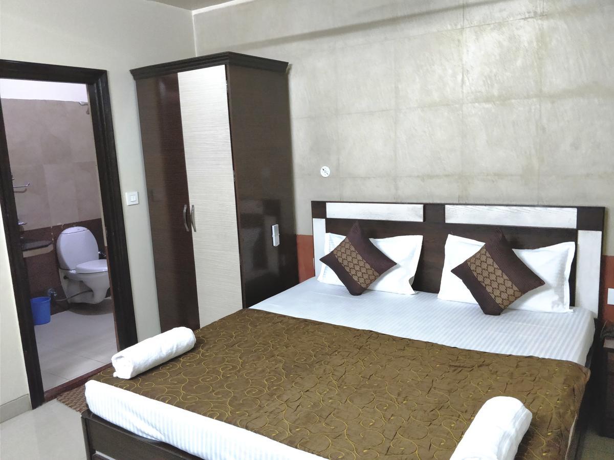 Hotel Jinendra Palace Jaipur Bagian luar foto