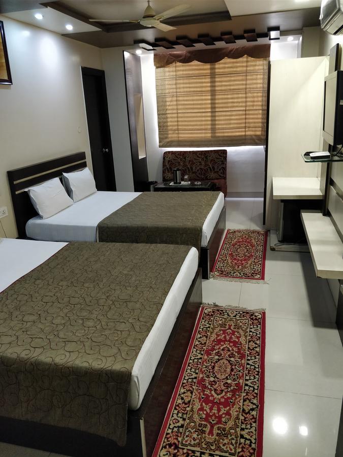 Hotel Jinendra Palace Jaipur Bagian luar foto