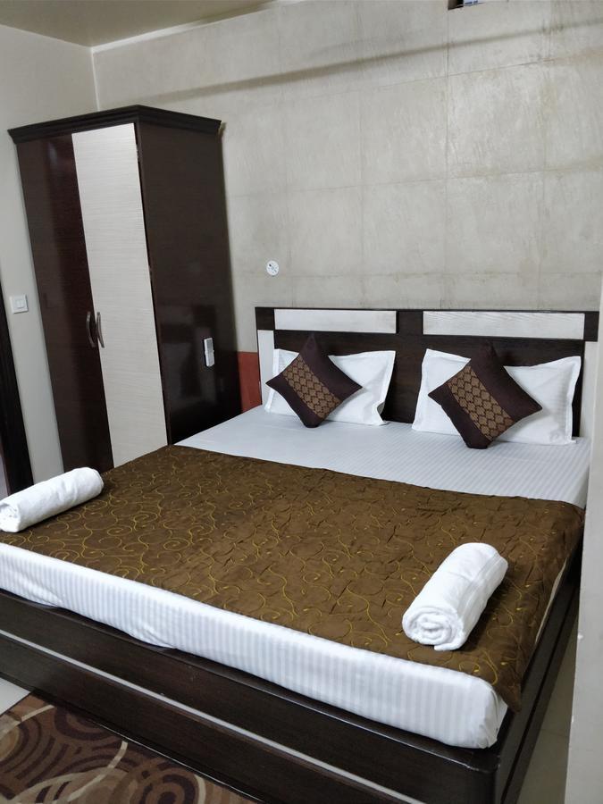 Hotel Jinendra Palace Jaipur Bagian luar foto