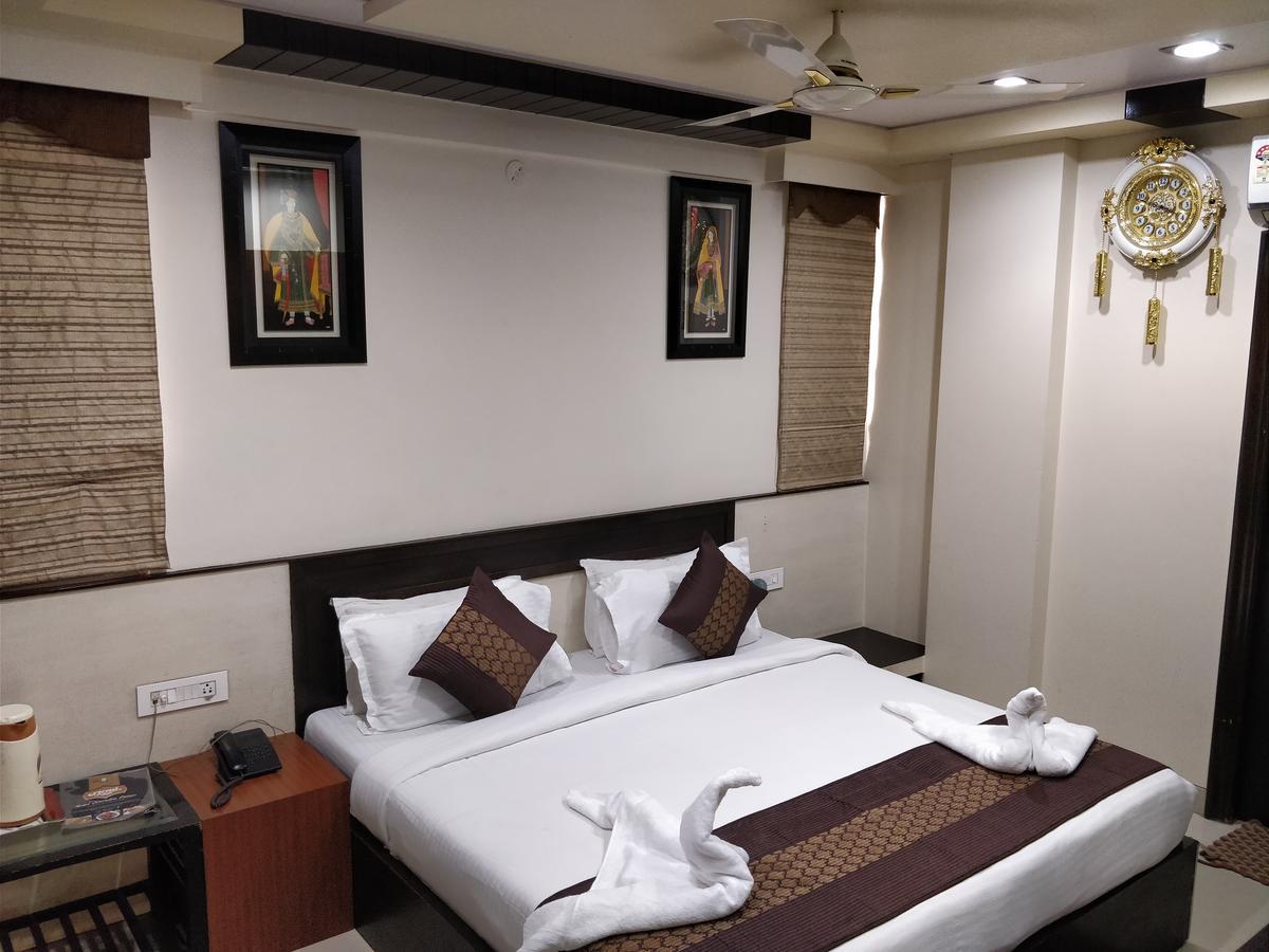 Hotel Jinendra Palace Jaipur Bagian luar foto