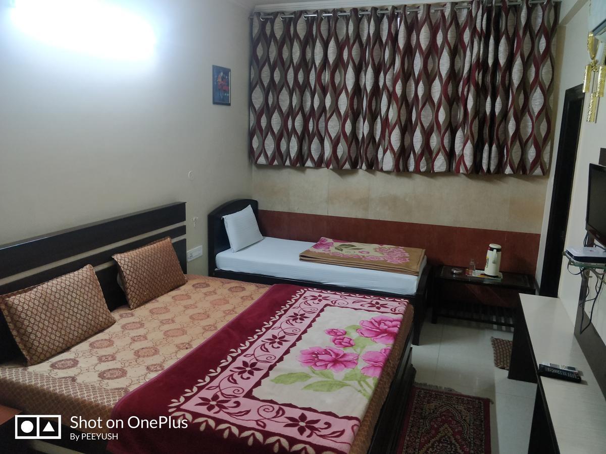 Hotel Jinendra Palace Jaipur Bagian luar foto